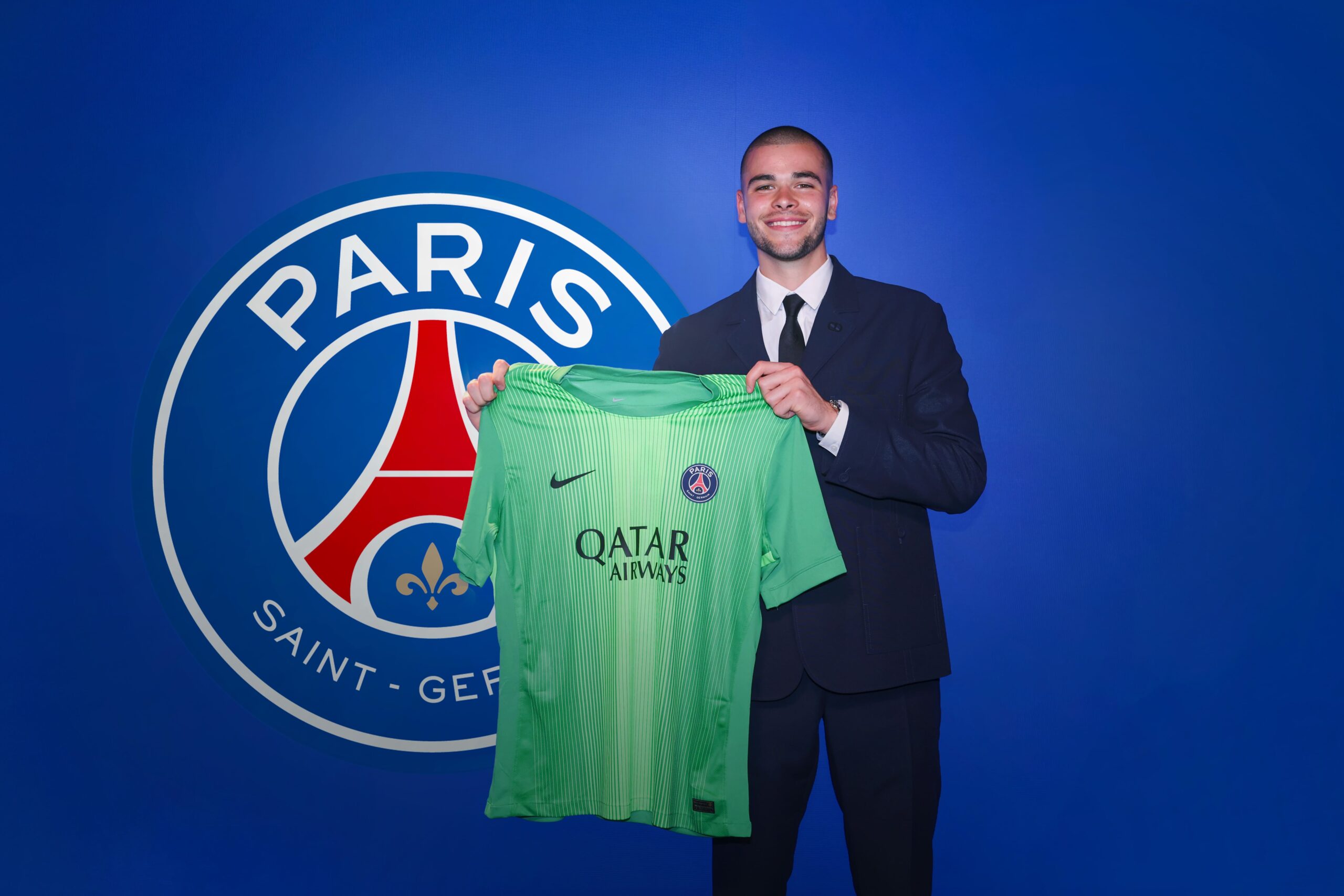 Football - Lucas Chevalier, grand espoir de l’équipe de France, signe au PSG pour 5 saisons