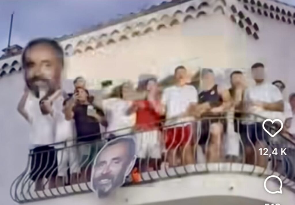 VIDÉO INSOLITE – Robert Ménard accueilli en héros à Béziers avec des masques à son effigie