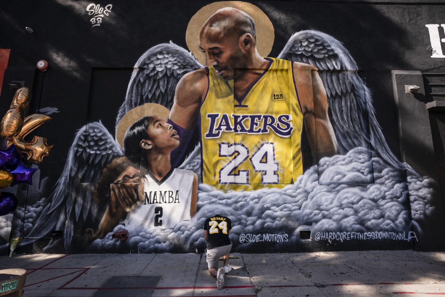 Warner Bros prépare un film sur Kobe Bryant, la star de la NBA morte tragiquement dans un accident d’hélicoptère. (AP/Jae C. Hong)
