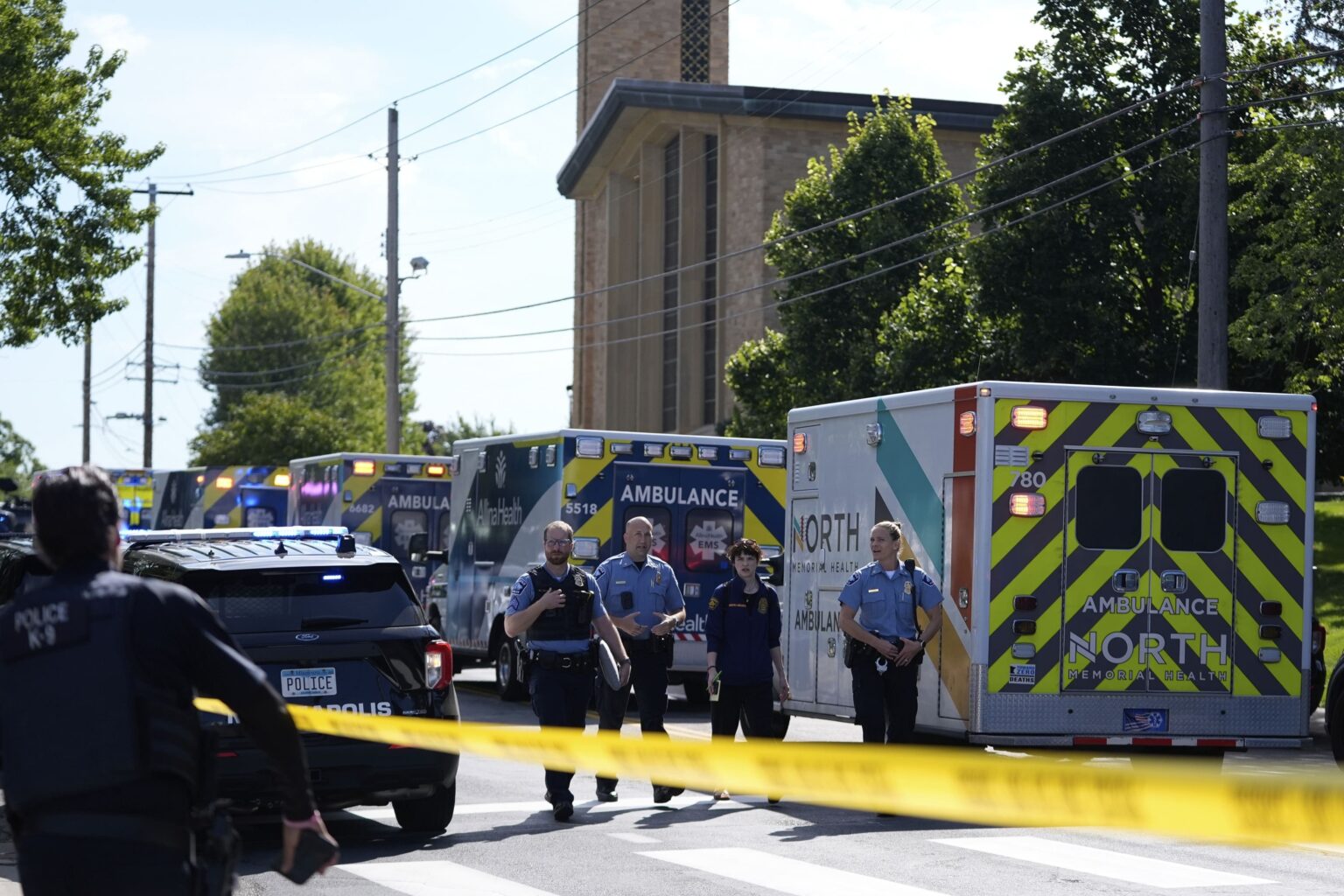 Fusillade à Minneapolis : deux enfants tués à l’église Annunciation lors d’une messe scolaire. (AP/Abbie Parr)