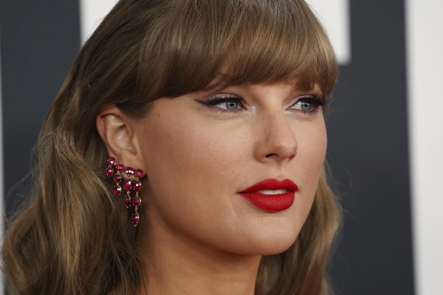 Une découverte étonnante: Taylor Swift est une cousine éloignée de Louis XIV ! (AP/Jordan Strauss)