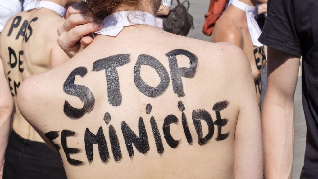 Marche contre les violences faites aux femmes : des rassemblements prévus dans toute la France À l’approche de la journée internationale pour l’arrêt des violences faites aux femmes du 25 novembre, des mobilisations sont annoncées partout dans le pays. Les associations féministes, inquiètes de la hausse des féminicides conjugaux et de la fragilisation du secteur associatif, appellent à descendre dans la rue ce samedi 22 novembre. Dans la capitale, le cortège partira à 14 heures de la place de la République à l’initiative du collectif « grève féministe », qui regroupe une soixantaine d’organisations engagées sur ces questions. Les revendications portent sur plusieurs points. Les associations dénoncent la progression des violences sexistes et sexuelles et mettent en cause un manque de moyens malgré des engagements politiques récurrents. Elles rappellent que les féminicides conjugaux ont augmenté de 11 % entre 2023 et 2024, avec 107 femmes tuées par leur conjoint ou ex-conjoint, et soulignent que des plaintes continuent d’être classées sans suite. Des mesures en amélioration mais insuffisantes Elles s’alarment également de ce qu’elles perçoivent comme un décalage persistant entre les discours officiels et la réalité du terrain. Les mesures adoptées ces dernières années, comme les téléphones d’alerte, les bracelets antirapprochement ou l’aide universelle d’urgence, sont saluées mais jugées insuffisantes, notamment en raison de financements considérés comme trop limités. Plusieurs rapports publics ont pointé ces faiblesses, décrivant une grande cause nationale qui reste sous-dotée. Les principaux rassemblements doivent se tenir ce samedi dans les grandes villes, notamment à Paris (14 h, place de la République), Marseille (gare Saint-Charles), Lyon (place Bellecour), Toulouse (place Jeanne-d’Arc), Nice (place Massena), Montpellier (place Albert-1er), Bordeaux (place de la Victoire) et Lille (Grand-Place). Certaines mobilisations auront également lieu le mardi 25 novembre, comme à Nantes (place Delorme) et Strasbourg (place du Dauphiné).