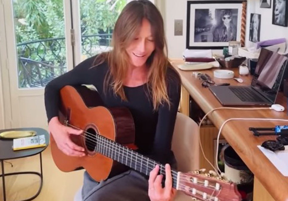 VIDÉO - "Je peux te jouer une chanson mon amour?" Carla Bruni chante Let it Be à Nicolas Sarkozy