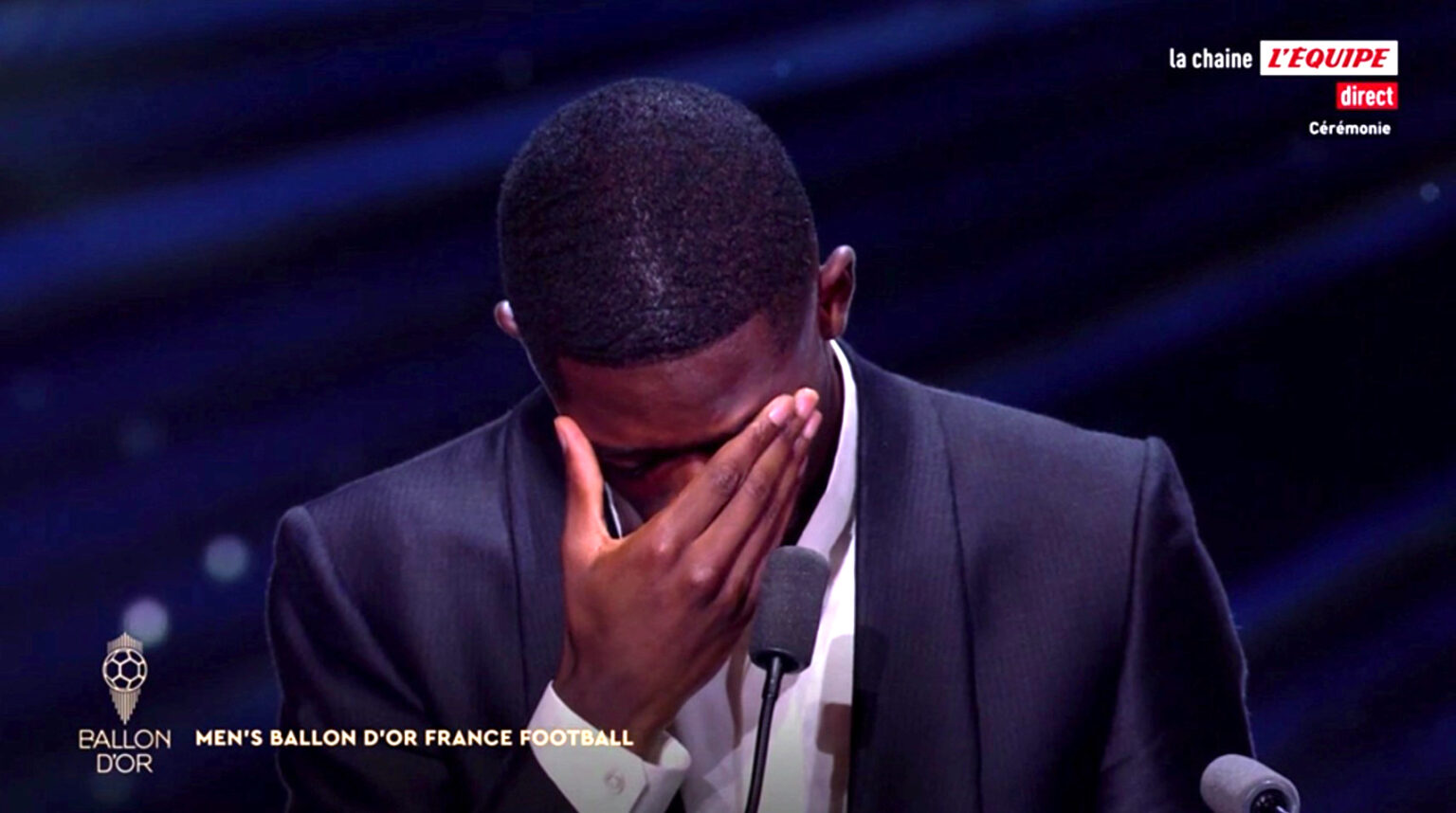 VIDÉO - Les larmes d'Ousmane Dembélé qui remercie sa mère et ses proches en recevant son Ballon d'or. (L'Équipe TV)