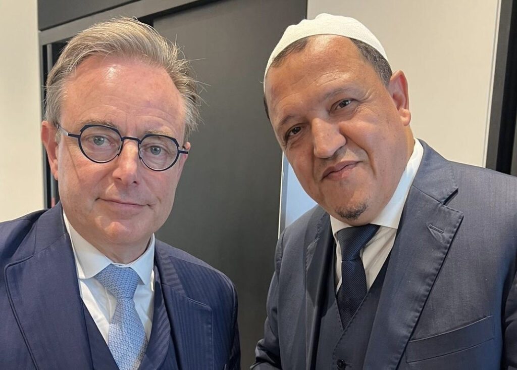«Si nous attendons, il sera trop tard.» Hassen Chalghoumi appelle à lutter contre l’islamisme et l’antisémitisme en Europe, aux côtés du Premier ministre belge. (DR)