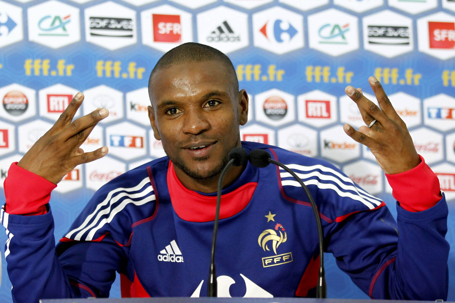 «Je suis en vie. Certaines rumeurs ne devraient jamais exister.» Éric Abidal dément les rumeurs de sa mort. (AP/Francois Mori)