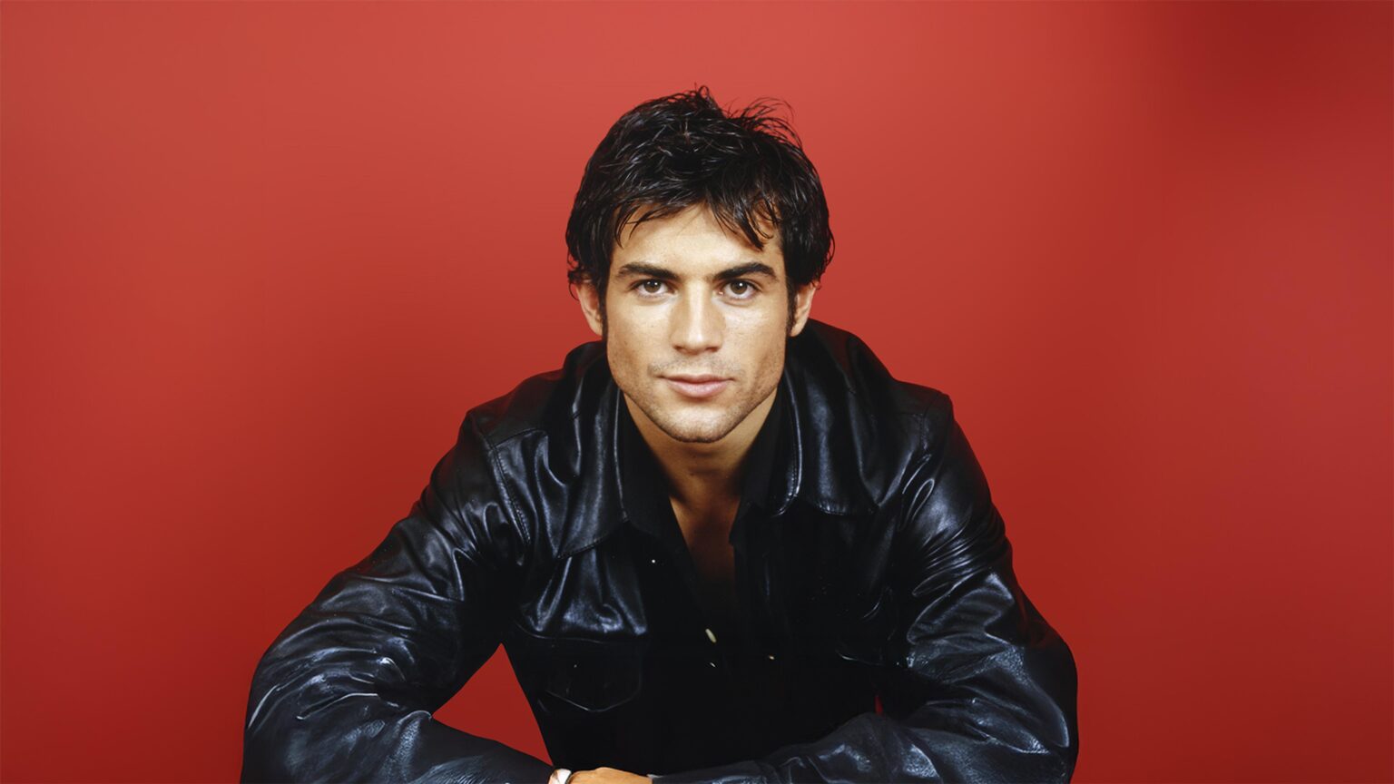 Le véritable compagnon de Filip Nikolic (2Be3) dévoile leur relation secrète et affirme que le chanteur avait peur de révéler son homosexualité en France. (TF1)