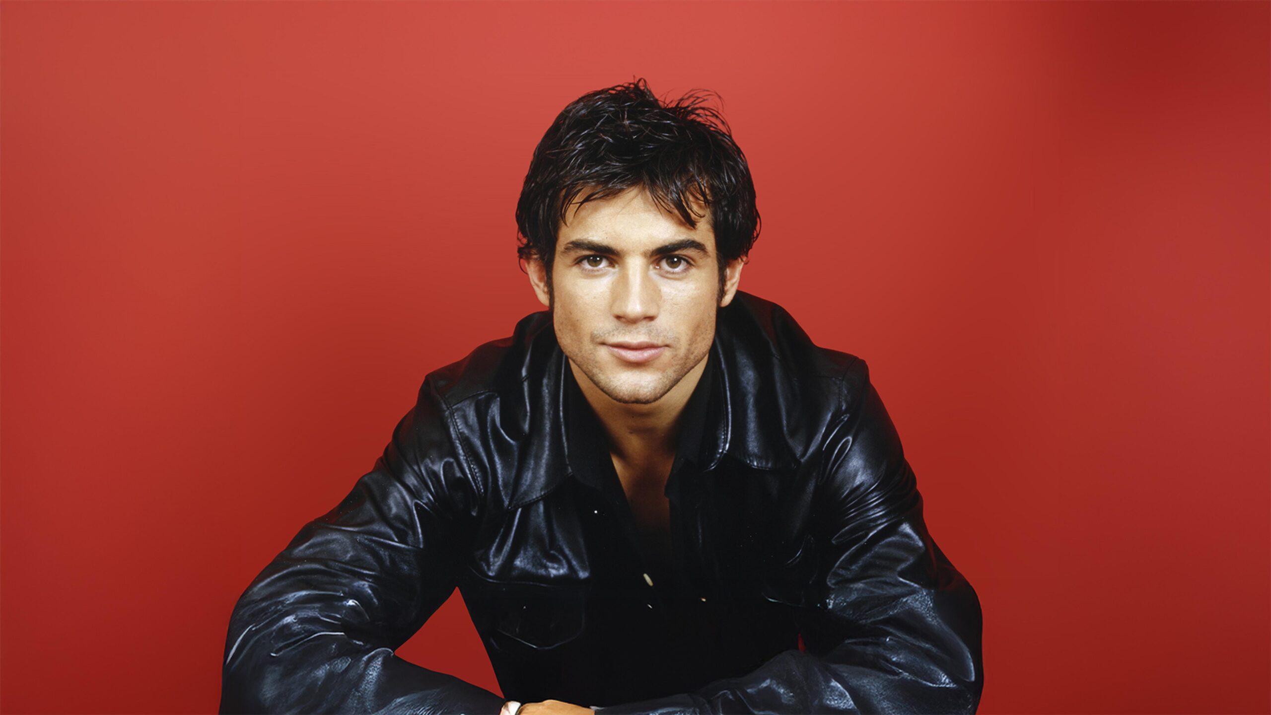 Le véritable compagnon de Filip Nikolic (2Be3) dévoile leur relation secrète et affirme que le chanteur avait peur de révéler son homosexualité en France. (TF1)