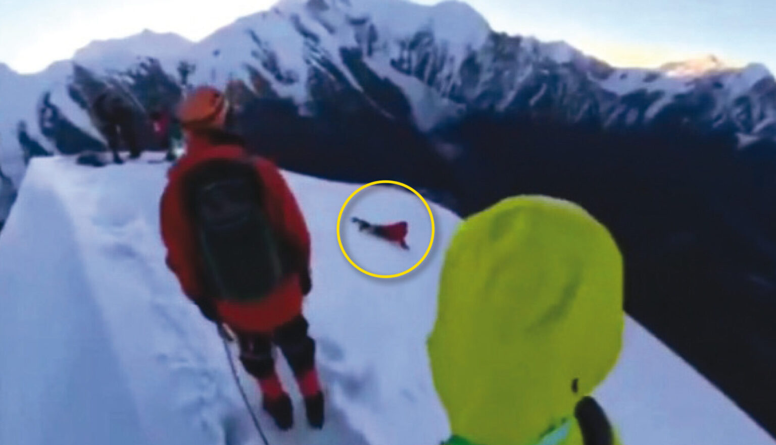 VIDÉO CHOC - Un alpiniste chute mortellement après s'être détaché pour prendre une photo à Nama Peak, en Chine. (DR)