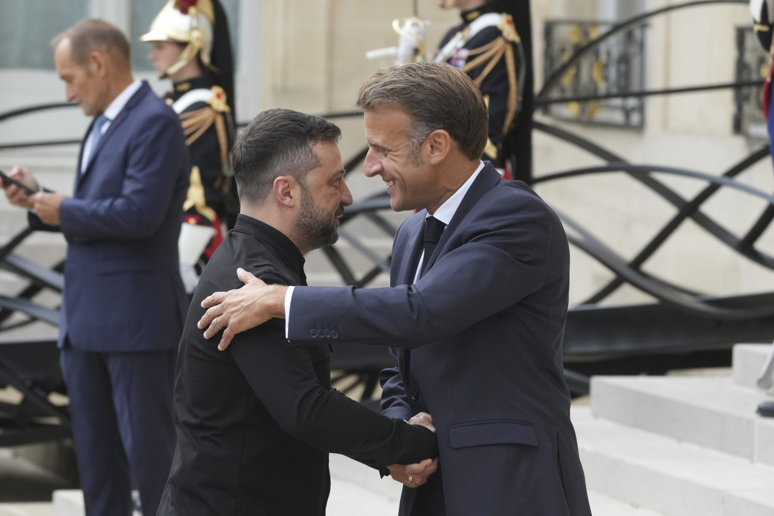 Emmanuel Macron reçoit Zelensky à l’Élysée : la coalition des volontaires souhaite des garanties de sécurité pour l’Ukraine. (Michel Euler)