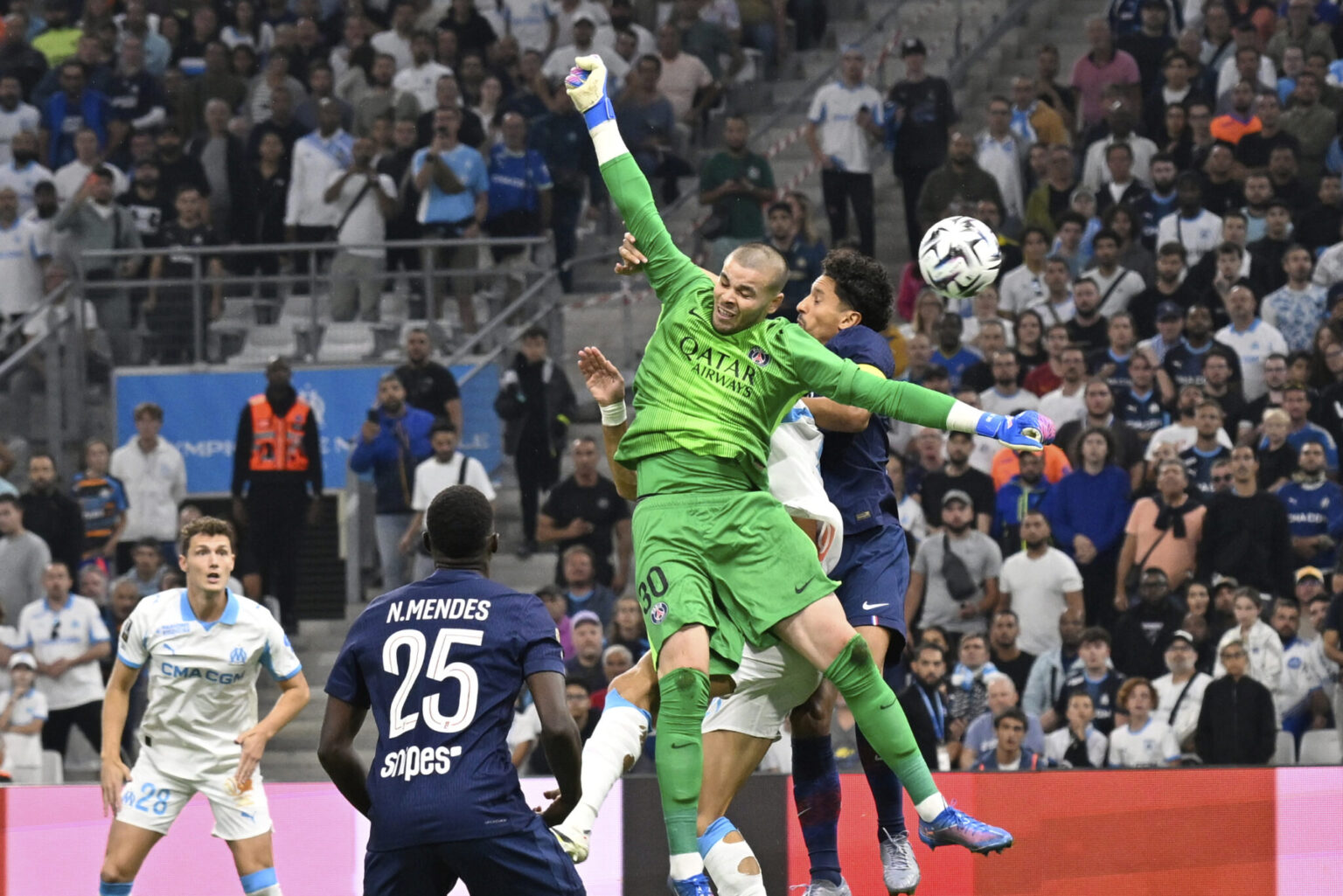 Ligue 1 - L'OM profite d'un PSG décimé et s'offre sa première victoire depuis 14 ans contre Paris au Vélodrome (AP/Philippe Magoni)