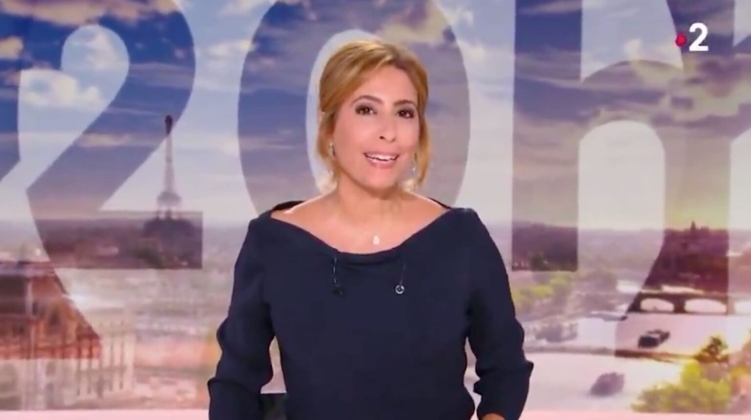 VIDÉO - "Madame, Monsieur, bonsoir!" Les premières secondes de Léa Salamé au JT de 20h de France 2. (Capture d'écran France 2)