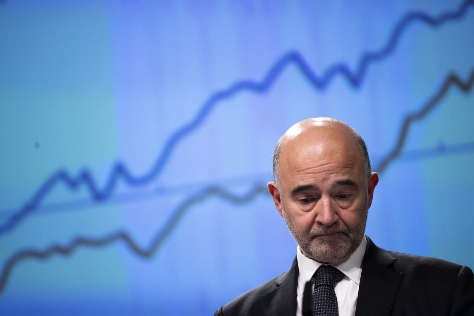 Moscovici étrille le plan du PS : un budget « irréaliste » face au gouffre de la dette (AP Photo/Francisco Seco)