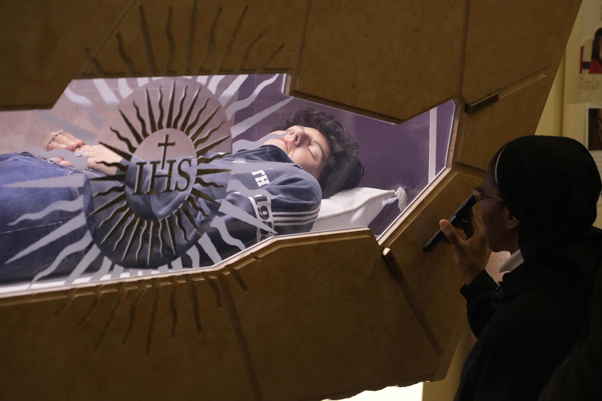 Carlo Acutis devient le premier saint millennial, canonisé par le pape Léon XIV (AP Photo/Gregorio Borgia, File)