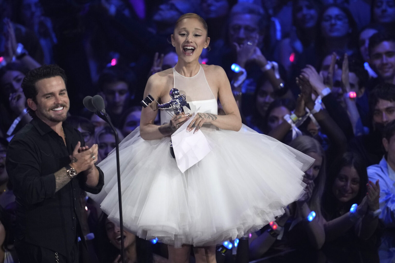 Ariana Grande terrassée par le Covid : la chanteuse contrainte d'annuler ses promotions après la tournée "Wicked"