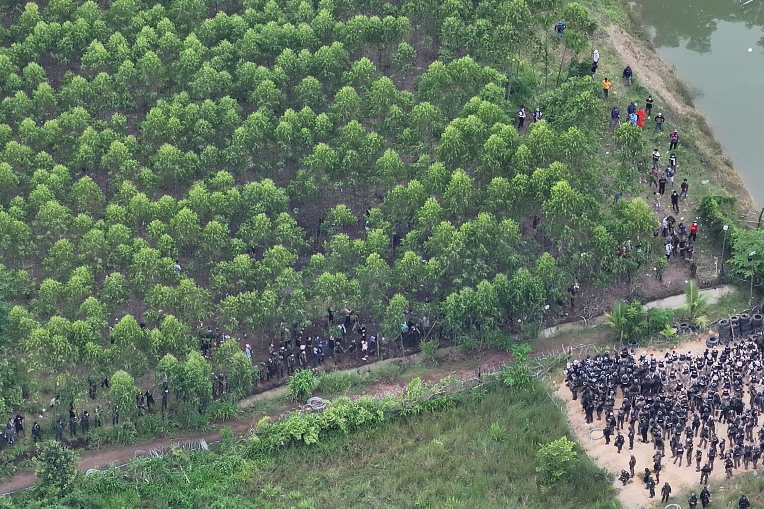 Affrontements à la frontière - la police thaïlandaise utilise des gaz lacrymogènes contre des civils cambodgiens @AP