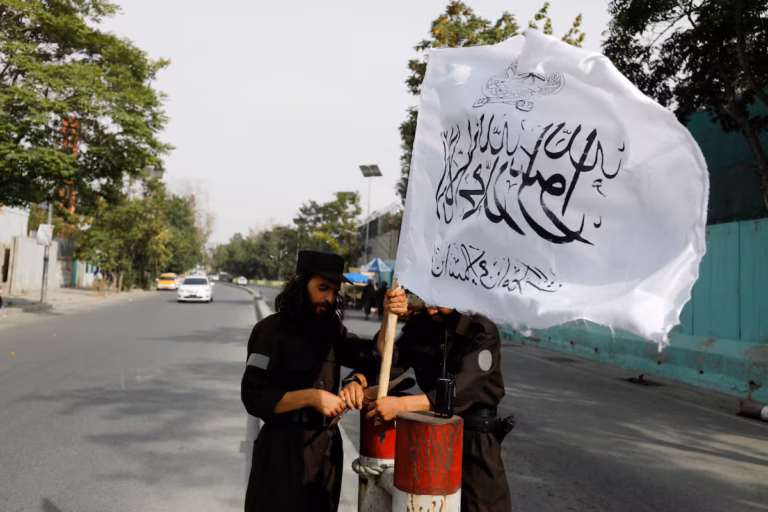 Afghanistan : l’interdiction d’Internet par fibre optique isole les femmes entrepreneures sous le régime taliban