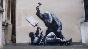 Banksy dévoile une nouvelle fresque sur la Haute Cour de Londres représentant un juge frappant un manifestant @AP