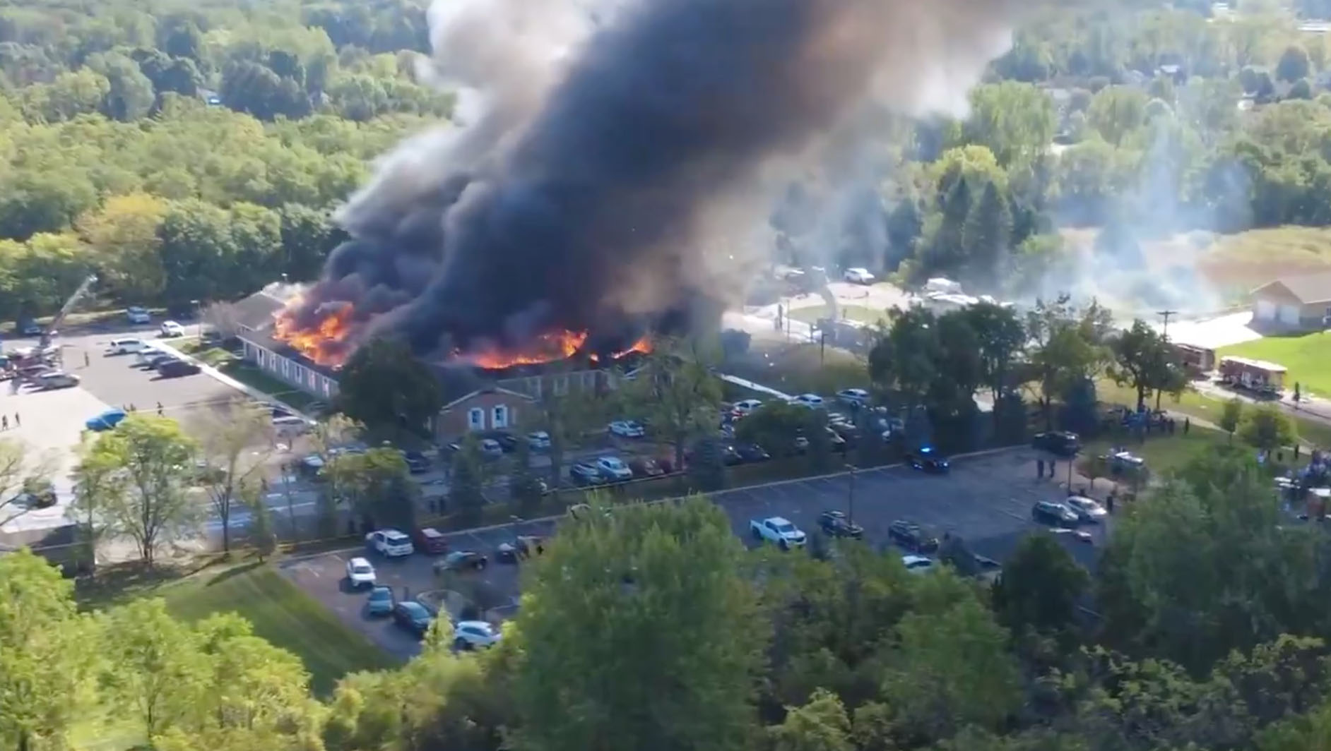 VIDÉO - Fusillade dans une église du Michigan, suivie d'un violent incendie. Plusieurs blessés, le suspect abattu
