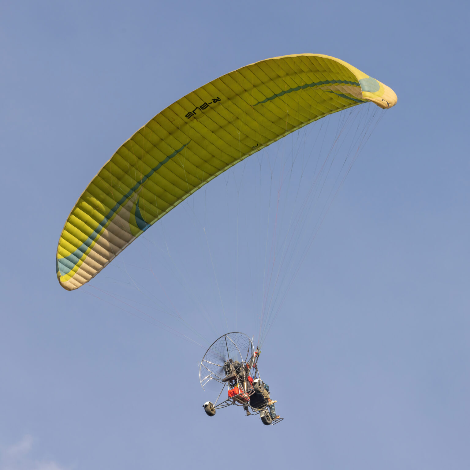 Dans le Beaujolais, un champion du monde d’ULM retrouve un troupeau de chèvres disparues @wikipedia commons