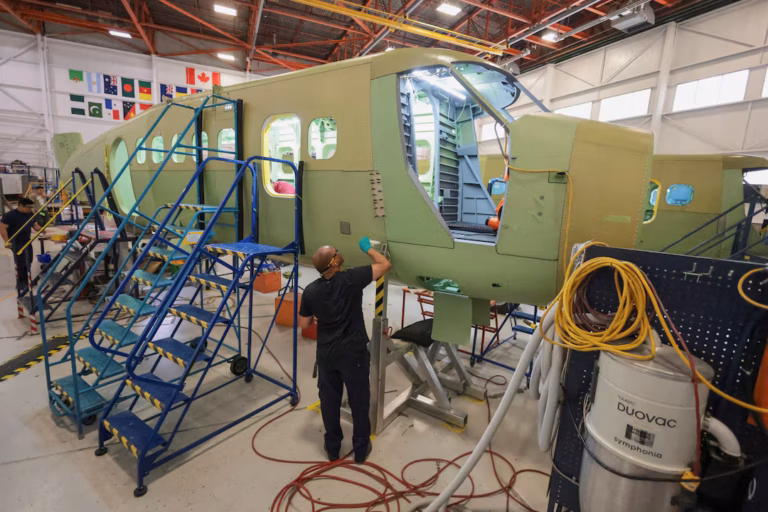 Face à la multiplication des incendies, la demande explose pour le nouvel avion bombardier d’eau de De Havilland Canada