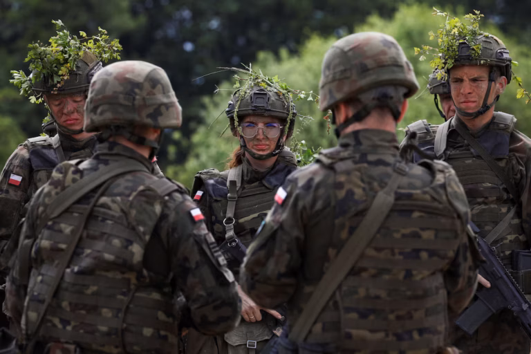 Face à la peur d’une agression russe, des milliers de Polonais se tournent vers l’entraînement militaire volontaire @AP