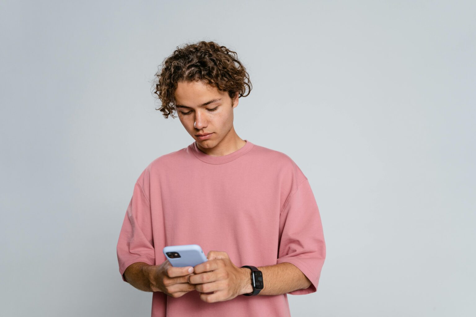 Face aux écrans et aux fake news - les ados ne sont pas sans défense @pexels