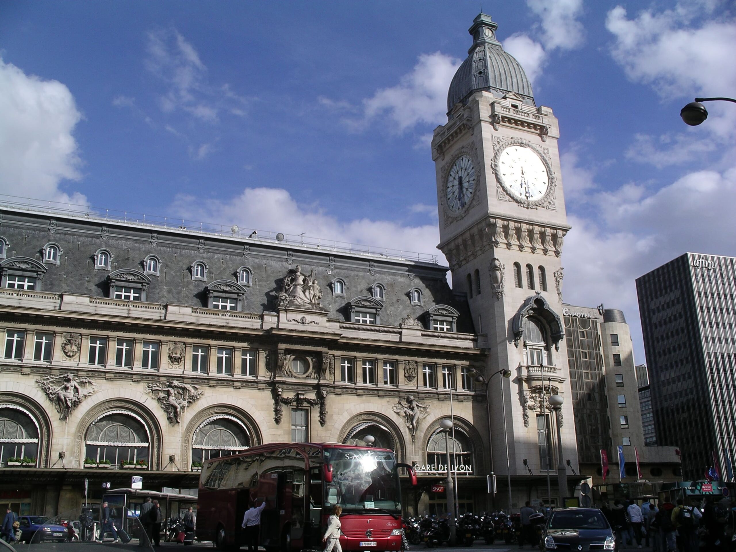 Gare de Lyon - que sait-on vraiment des deux ados qui transportaient 10 millions d’euros de bijoux dans un slip @wikipedia commons