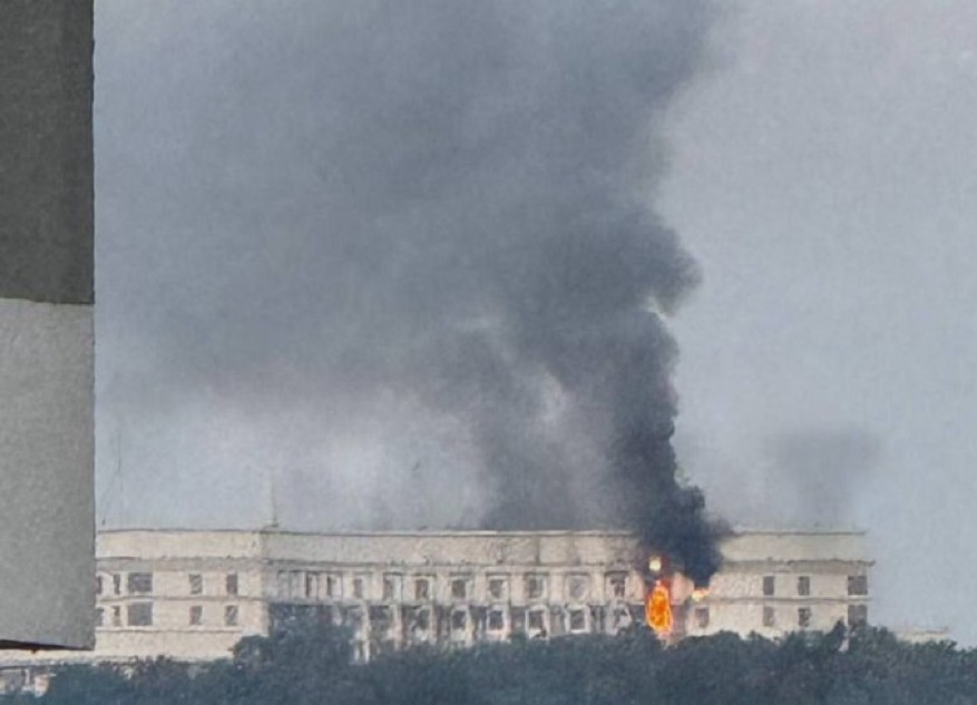 Le siège du gouvernement ukrainien en flammes après une frappe russe