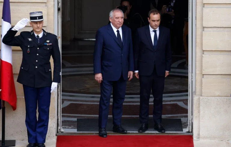 Sébastien Lecornu promet des ruptures après une passation expresse avec François Bayrou