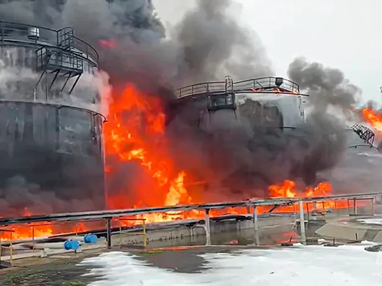 Incendie dans une raffinerie russe après une attaque de drones