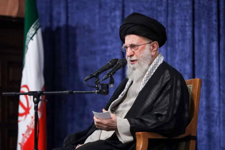 Après la mort d’Ali Khamenei, l’Iran entre dans une succession historique aux lourdes incertitudes @AP