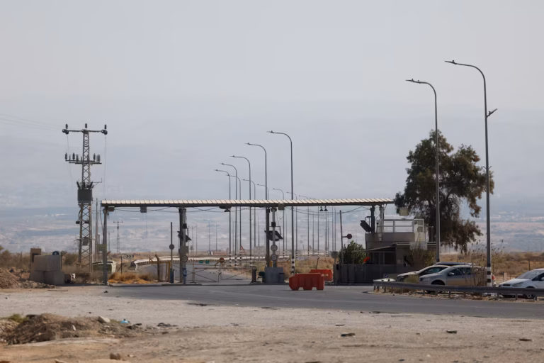Israël rouvre partiellement le passage frontalier d’Allenby vers la Jordanie @AP
