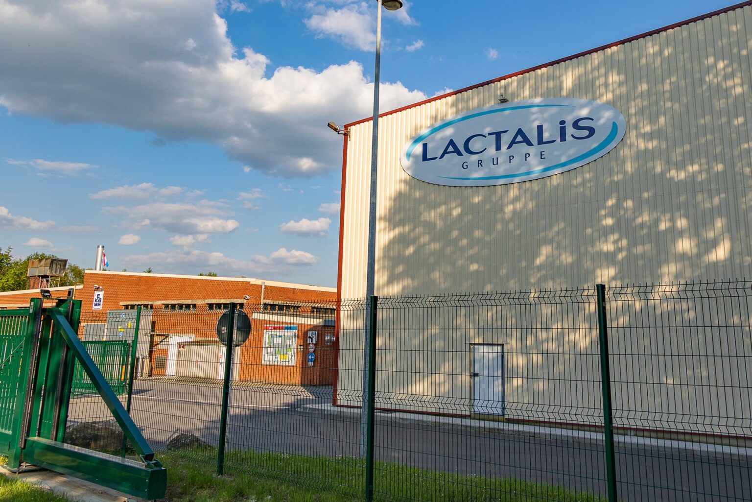 Jets d’œufs sur le siège de Lactalis - la FDSEA condamnée à 150 000 euros @paul keiffer