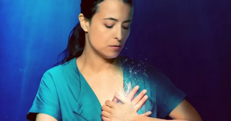 Katia Ghanty bouleverse avec Les frottements du cœur, seul-en-scène de résilience et de vie