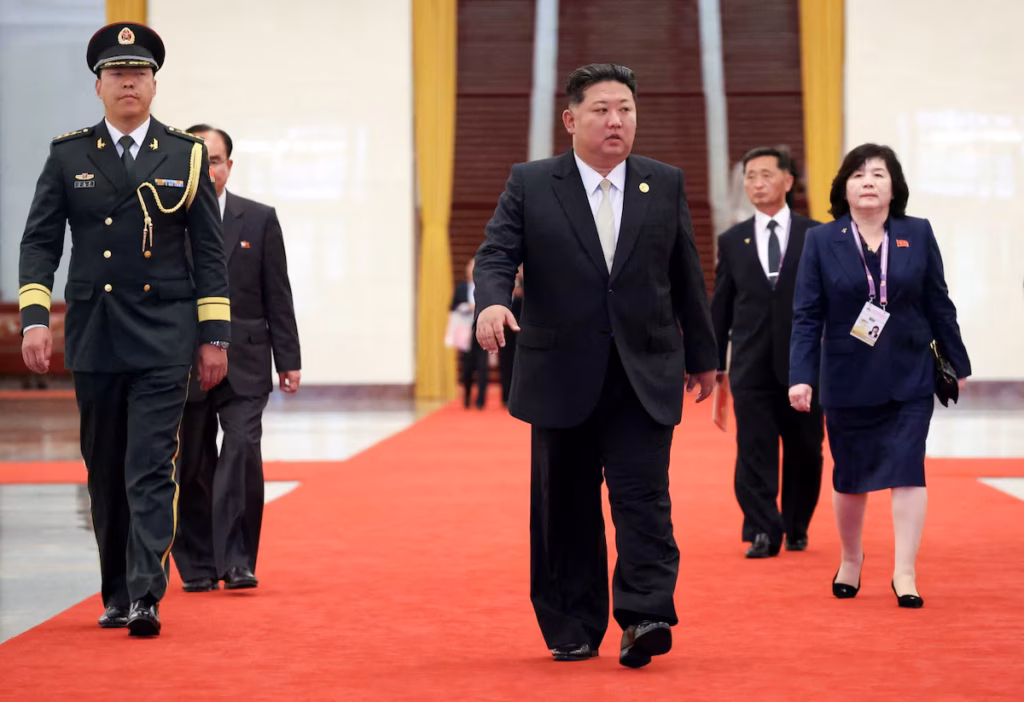 Kim Jong Un salue ses troupes déployées à l’étranger lors du discours pour la fête nationale nord-coréenne @AP