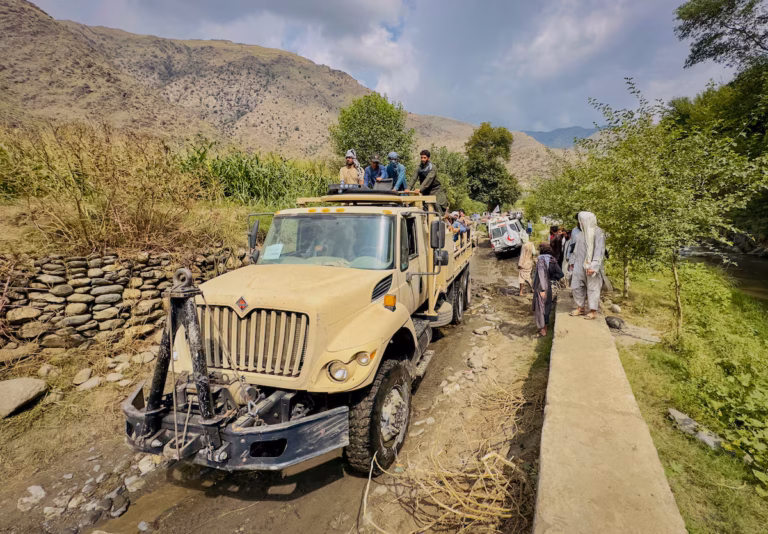 L’OMS exhorte les talibans à lever les restrictions visant les travailleuses humanitaires après les séismes en Afghanistan @AP