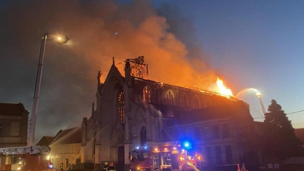 La Châtre - incendie maîtrisé mais église enfumée