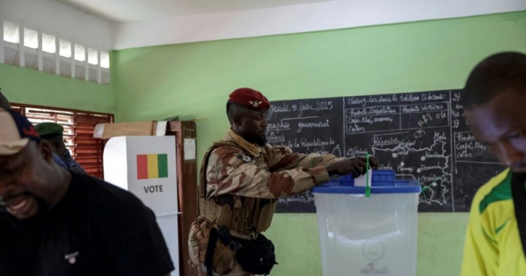 La Guinée vote sur une nouvelle Constitution ouvrant la voie à une candidature de Doumbouya