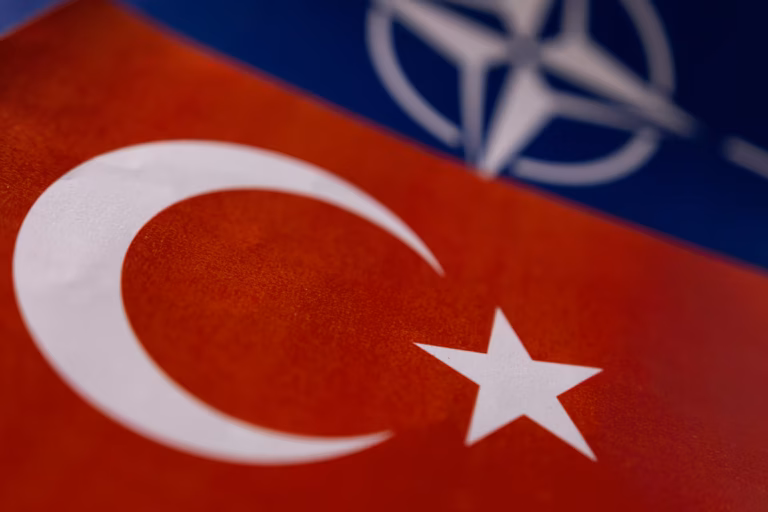 La Turquie déploie un avion AWACS en Lituanie après des violations de l’espace aérien par la Russie @AP