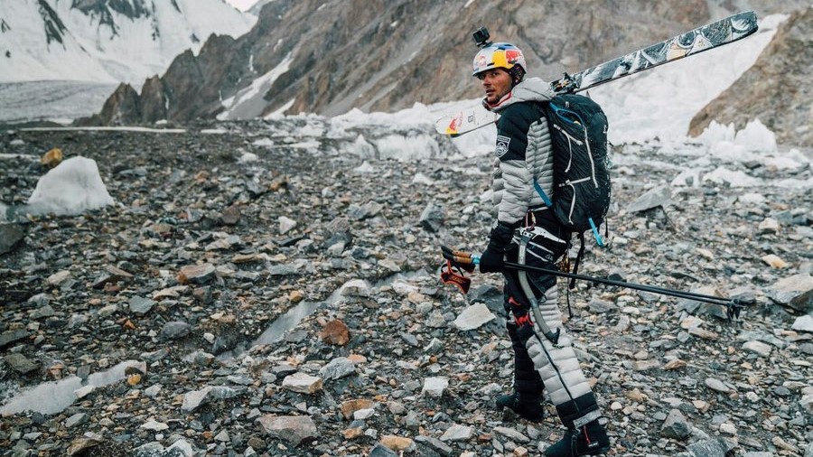 L’alpiniste polonais Andrzej Bargiel réussit la première descente intégrale de l’Everest à ski