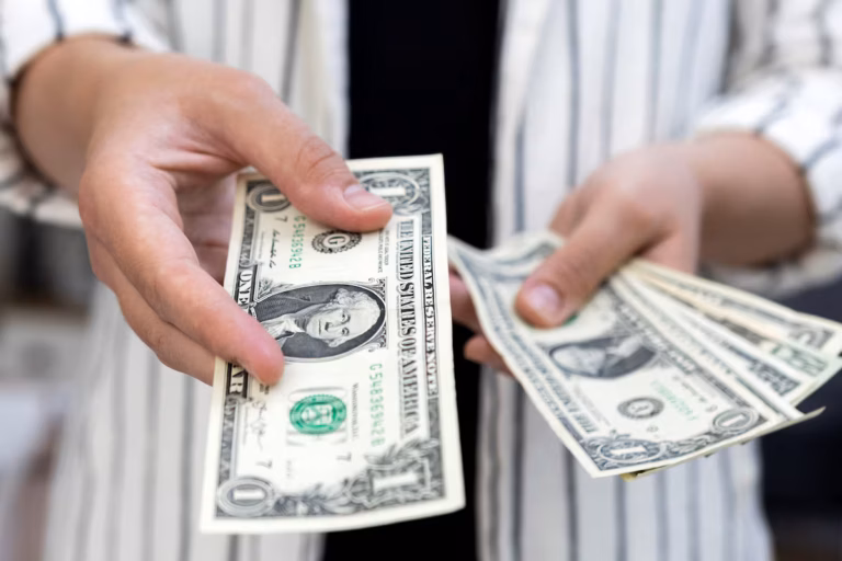 Le dollar recule face aux perspectives de baisse des taux, le yen fragilisé par l’incertitude politique au Japon @AP