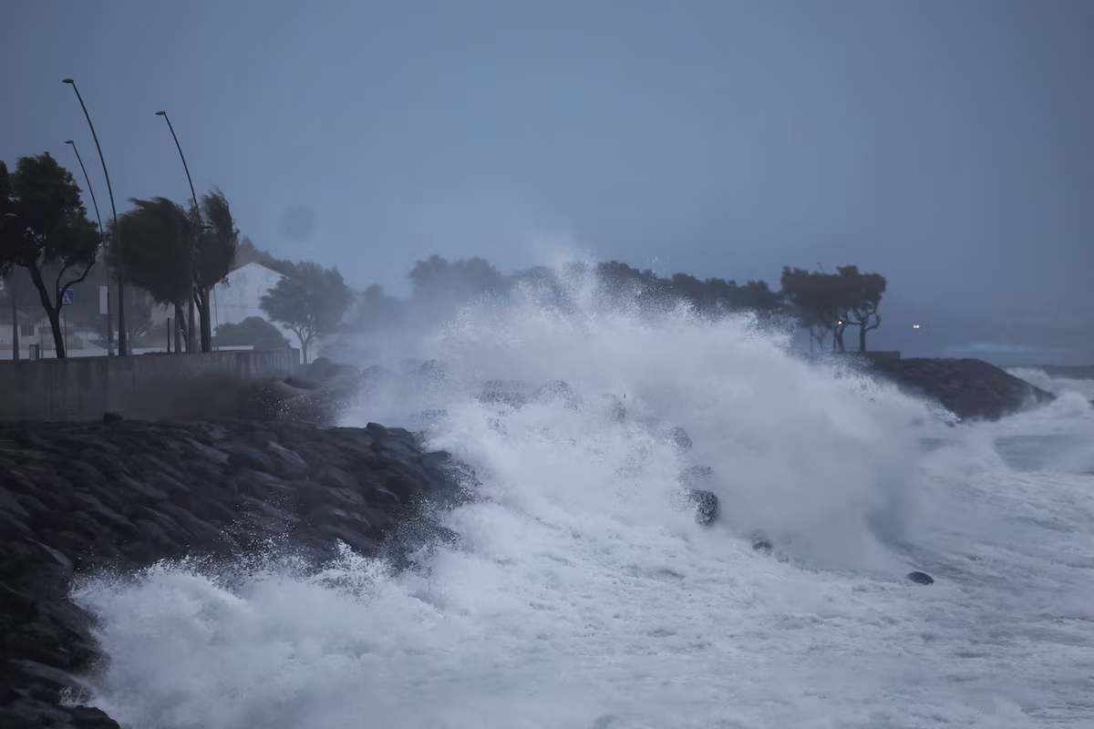 Les Açores placées en alerte rouge à l’approche du cyclone Gabrielle @AP