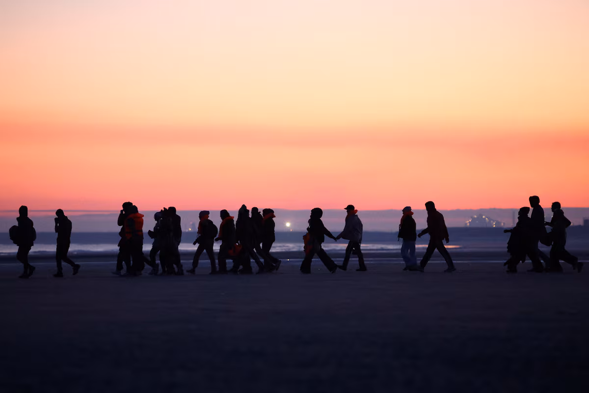 Londres envisage de durcir l’accès à la résidence permanente pour les migrants @AP