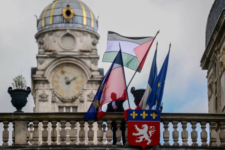 Lyon - la justice impose le retrait du drapeau palestinien de l’Hôtel de Ville