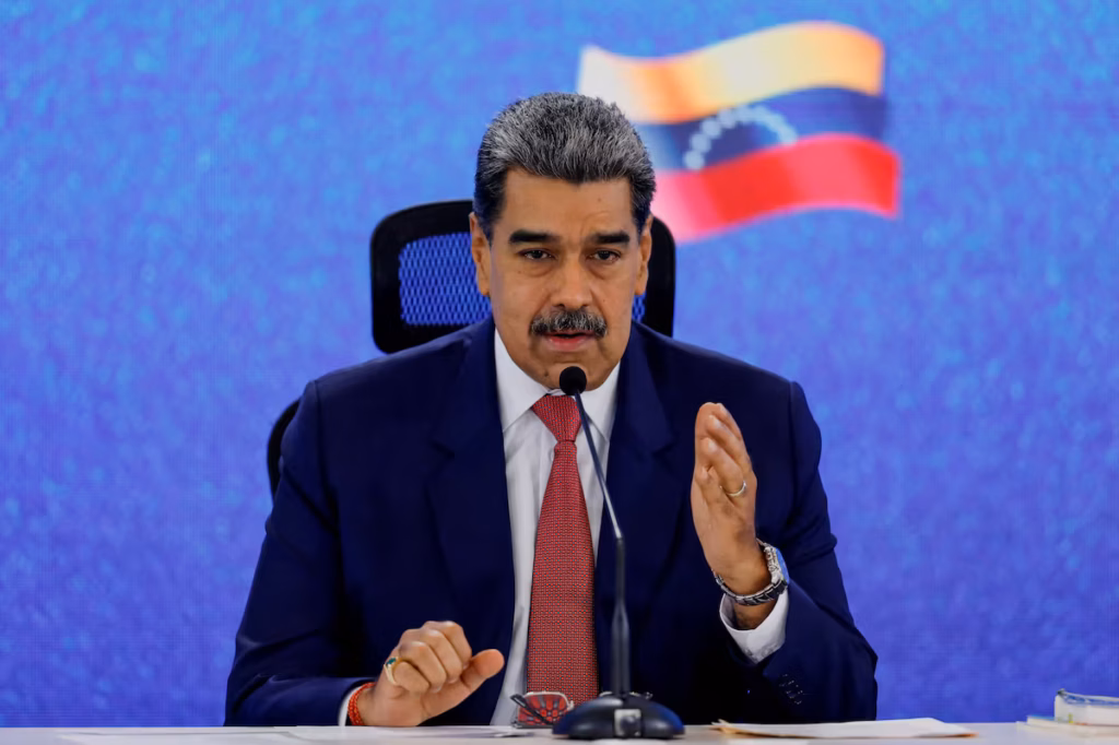 Maduro dénonce une « agression » américaine et affirme que les communications sont coupées @AP