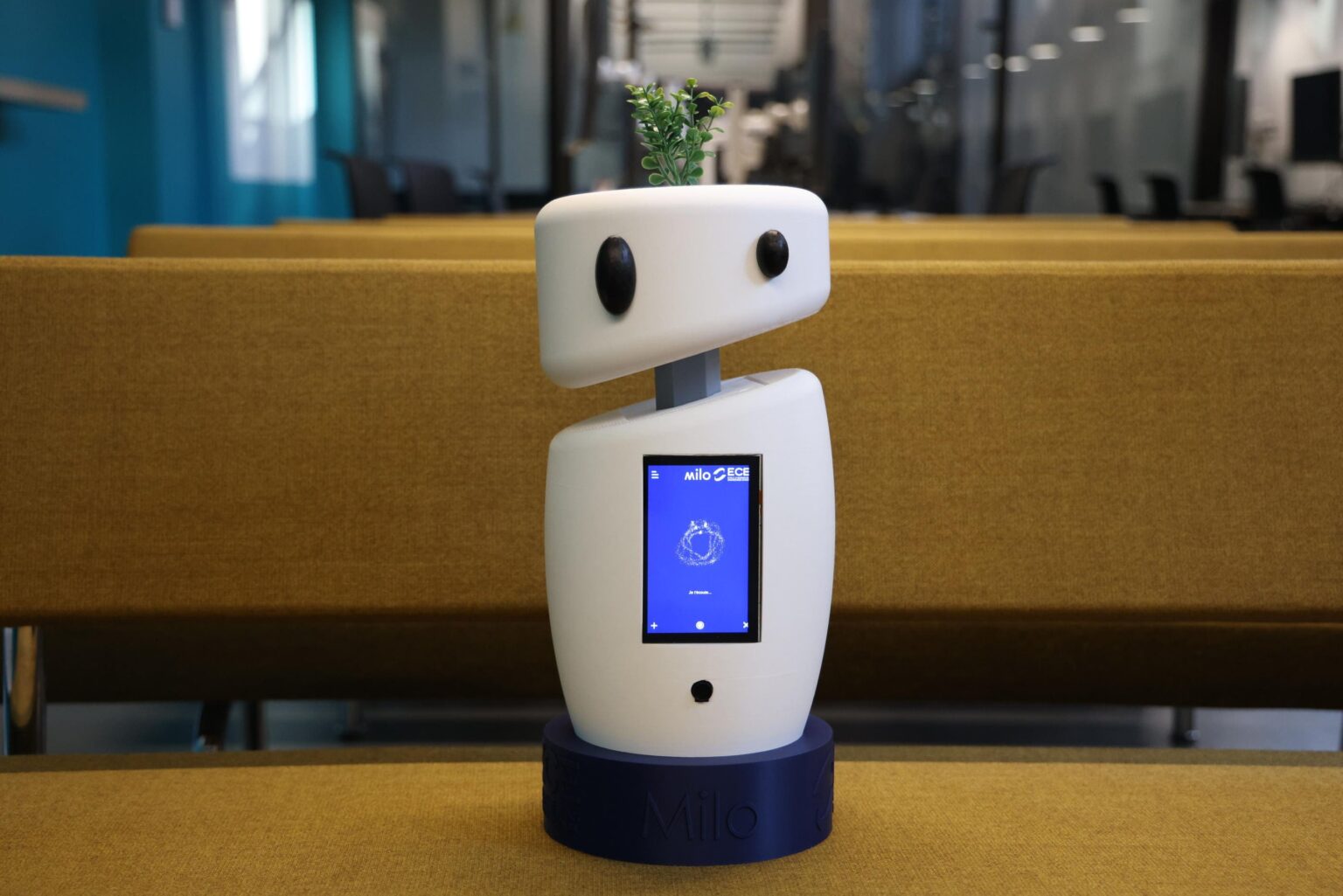 Robot IA Milo créé par les élèves de l'ECE @capture BFM
