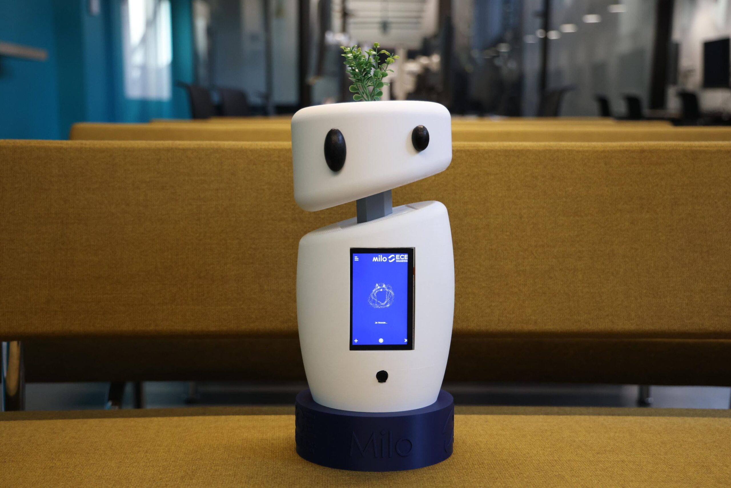 Robot IA Milo créé par les élèves de l'ECE @capture BFM