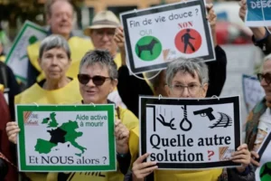 Paris - douze militants de l’aide à mourir face à la justice @AP