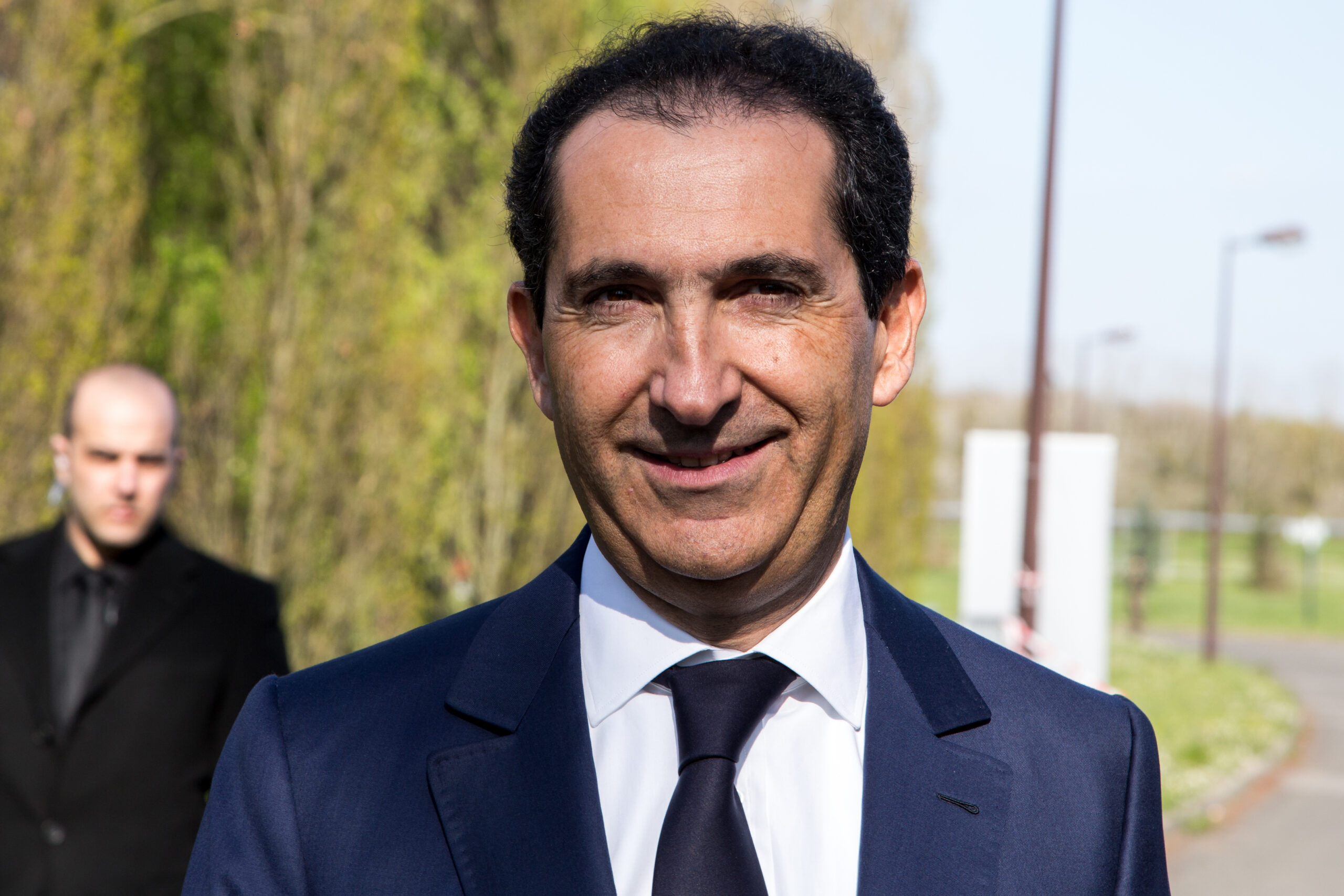 Patrick Drahi libre de réduire sa dette et de préparer la vente de SFR @wikipedia commons